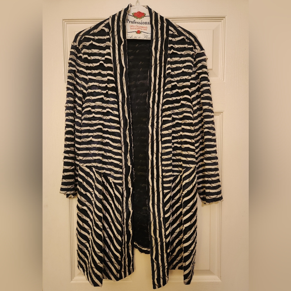 Chicos Traveler's Cardigan, Size 3, Navy and Ivory.